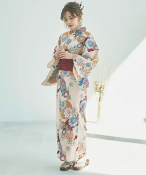 Японското кимоно юката с червено ОБИ дамски памучен плат в официалния традиционен стил, фойерверки, фотосесия за конференции и пътуване